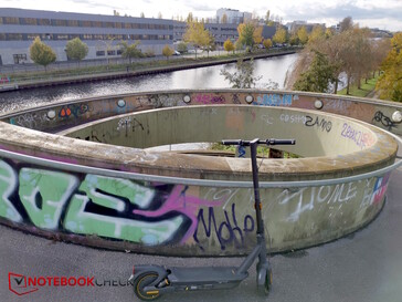 Steile klim over een brug