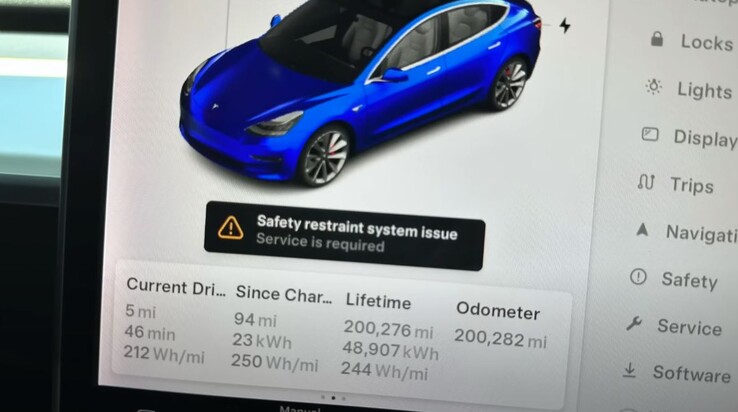 Lawrence's 2018 Tesla Model 3 Performance heeft meer dan 200.000 mijl afgelegd met een rendement van 244 Wh/miles. (Afbeeldingsbron: Tesla Joy via YouTube)