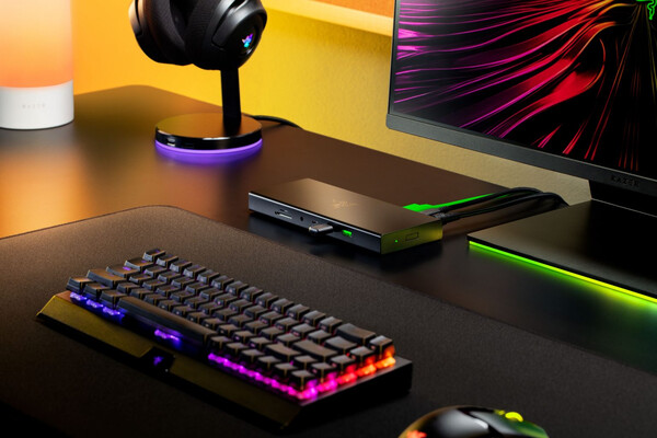 De Razer USB 4 Dock in zijn zwarte kleur. (Afbeelding bron: Razer)