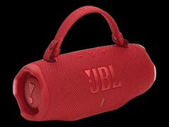 Met de riem eraan vast doet de JBL Charge 6 dienst als modieuze handtas. (Afbeeldingsbron: JBL)