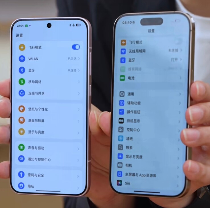 De "Oppo Find X8s" naast een iPhone (rechts). (Bron: Digital Chat Station via Weibo)