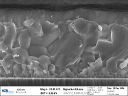 De verschillende lagen zijn alleen zichtbaar onder een rasterelektronenmicroscoop. (Afbeeldingsbron: G. Farias Basulto/HZB)