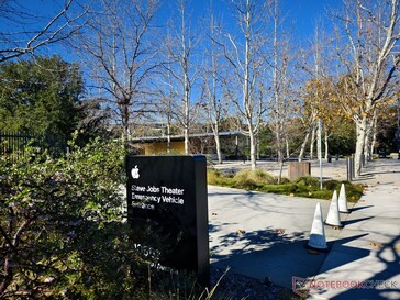 U zou hier ergens een glimp moeten kunnen opvangen van Apple Park ...