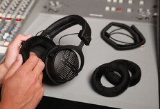 Er worden twee kabels van verschillende lengtes en twee soorten oorkussentjes meegeleverd (Afbeelding bron: Beyerdynamic)