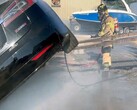Brandweerman van Sacramento blust een Tesla (Afbeelding: SFD)