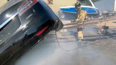 Brandweerman van Sacramento blust een Tesla (Afbeelding: SFD)