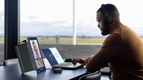 De Dell Pro 14 Plus draagbare monitor kan ook in staande modus worden gebruikt. (Afbeeldingsbron: Dell)