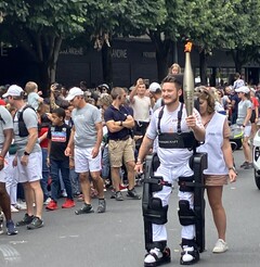 Kevin Piette loopt met verlamde fakkel terwijl hij het Atalante X exoskelet van Wandercraft draagt. (Foto bron: Jean Louis Constanza, Wandercraft) 