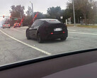 Tesla Model Y Juniper in test met achterlichtbalk aan (Beeldbron: TeslaDashCam/X)