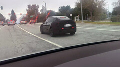 Tesla Model Y Juniper in test met achterlichtbalk aan (Beeldbron: TeslaDashCam/X)