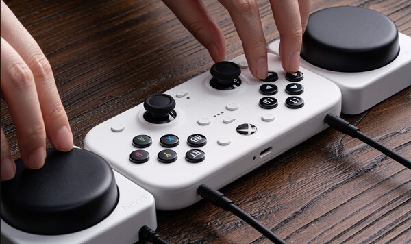 De 8BitDo Lite SE 2.4G draadloze controller voor Xbox wordt geleverd met twee aanpasbare grote Super Buttons. (Afbeeldingsbron: 8BitDo).