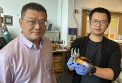 Hailong Chen en Zhantao Liu presenteren een nieuwe, goedkope kathode voor lithium-ion-batterijen die volledig uit vaste stoffen bestaan. (Afbeeldingsbron: Jerry Grillo / Nature Sustainability / Georgia Institute of Technology)