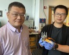 Hailong Chen en Zhantao Liu presenteren een nieuwe, goedkope kathode voor lithium-ion-batterijen die volledig uit vaste stoffen bestaan. (Afbeeldingsbron: Jerry Grillo / Nature Sustainability / Georgia Institute of Technology)