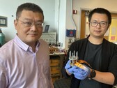 Hailong Chen en Zhantao Liu presenteren een nieuwe, goedkope kathode voor lithium-ion-batterijen die volledig uit vaste stoffen bestaan. (Afbeeldingsbron: Jerry Grillo / Nature Sustainability / Georgia Institute of Technology)