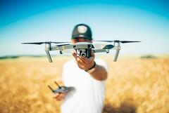 De laserstraal van de drones zal sterk genoeg zijn om blindheid te veroorzaken of blootgestelde materialen te laten verdampen. (Afbeeldingsbron: David Henrichs via Unsplash)