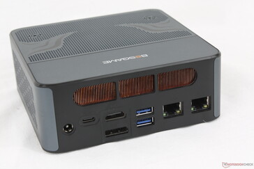 Achterkant: AC-adapterpoort, USB-C 4.0 met Power Delivery + DisplayPort (8K@60 Hz), HDMI 2.0 (4K@60 Hz), DisplayPort 1.4 (4K@144 Hz), 2x USB-A 3.2 Gen. 2 (10 Gbps), 2x RJ-45 (2,5 Gbps)