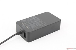 AC-adapter integreert een extra USB-A-poort voor het opladen van andere apparaten