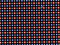 Het OLED-beeldscherm is gebaseerd op een RG/BG sub-pixelmatrix die uit één rode, één blauwe en één groene LED bestaat.