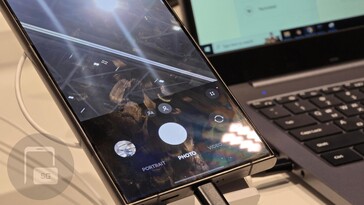 Samsung verbergt de instellingen bovenaan de camera-app achter een nieuwe knop.