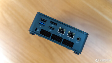 Deze mini PC heeft een overvloed aan poorten, waaronder dual 2.5G ethernet, HDMI 2.0, USB 3.2 Gen 2 en USB 4.0 poorten. (Bron: Geek Ocean op Weibo)