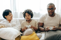 Zowel ouders als kinderen geven de voorkeur aan gamende vakantiecadeaus. (Afbeeldingsbron: Pexels/Ketut Subiyanto)