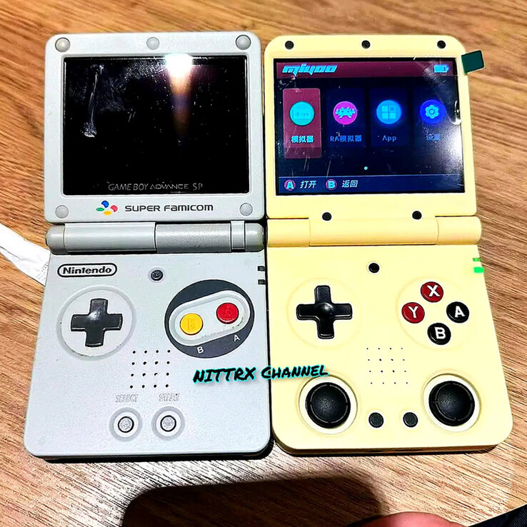 De Miyoo Mini Flip en Game Boy Advance SP van rechts naar links. (Afbeeldingsbron: NITTRX)