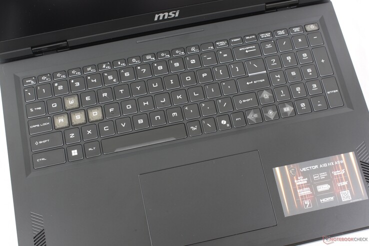 Het bijna per toets (26 zones) RGB-toetsenbord met achtergrondverlichting is groot en gemakkelijk om op te typen