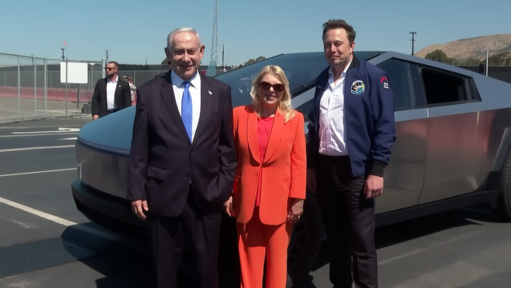 Elon Musk met Benjamin Netanyahu en zijn vrouw Sara voor de Cybertruck