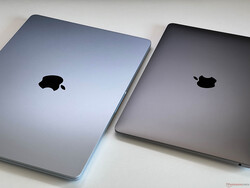 De MacBook Air 15 M4 in Hemelsblauw (links) tegenover de MacBook Air 13 M1 in Space Gray (rechts)