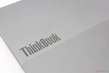 Vertrouwde tweekleurige grijze buitenklep zoals te vinden op andere ThinkBook-modellen