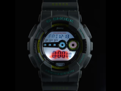 Het Casio G-Shock x Suzuki GD-100 collab horloge heeft een aangepaste achtergrondverlichting met het Jimny neushoornembleem. (Afbeeldingsbron: Autorimessa)