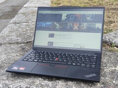 Genoeg goedkope schermen, Lenovo: Low-end scherm van ThinkPad E14 Gen 6 zou geen ding meer moeten zijn (afgebeeld: Lenovo ThinkPad E14 Gen 6 buiten, beeldbron: Benjamin Herzig/Notebookcheck.net)