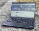 Genoeg goedkope schermen, Lenovo: Low-end scherm van ThinkPad E14 Gen 6 zou geen ding meer moeten zijn (afgebeeld: Lenovo ThinkPad E14 Gen 6 buiten, beeldbron: Benjamin Herzig/Notebookcheck.net)