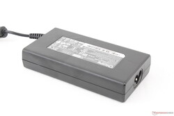 Middelgrote (~13 x 6,8 x 2,7 cm) barrel-type 120 W AC-adapter