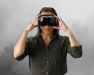 Gamer afgebeeld met een Steam Frame VR-headset
