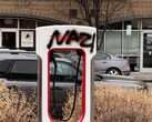 Een Tesla Supercharger met graffiti. De autofabrikant heeft gezworen vandalen te vervolgen (Afbeelding bron: SnazzyLabs op X)