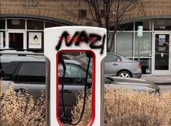 Een Tesla Supercharger met graffiti. De autofabrikant heeft gezworen vandalen te vervolgen (Afbeelding bron: SnazzyLabs op X)