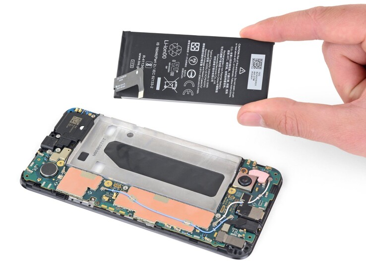 Het vervangen van de batterij van de Google Pixel 4a duurt volgens iFixit ongeveer twee uur (Afbeelding bron: iFixit)