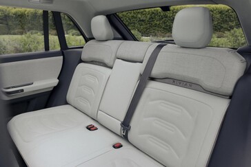 Rivian R3 interieur met 3-zits achterbank