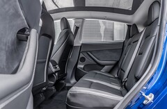 Achterbank van een Tesla Model Y. De automaker zal de functie voor detectie van de aanwezigheid van kinderen naar meer modellen brengen (Afbeelding bron: MotorTrends)