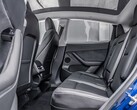 Achterbank van een Tesla Model Y. De automaker zal de functie voor detectie van de aanwezigheid van kinderen naar meer modellen brengen (Afbeelding bron: MotorTrends)