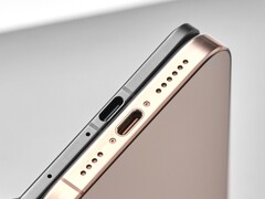 Oppo vergelijkt de Find N5 aka OnePlus Open 2 met de iPhone 16 Pro, die bijna twee keer zo dik is. (Afbeelding bron: Oppo)