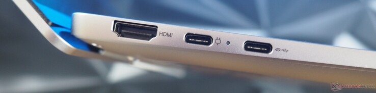 Linkerkant: HDMI 2.1, USB-A 3.2 Gen 1 (DisplayPort 1.4, PowerDelivery), USB-C 4.0 (DisplayPort 1.4, PowerDelivery)