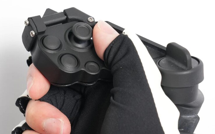 De optionele Magnetra2 fysieke controller met joystick en knopingangen wordt magnetisch bevestigd aan de ContactGlove2. (Afbeelding bron: Diver-X)