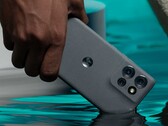 De Motorola Edge 50 is waterbestendig volgens MIL-810-STD. (Afbeeldingsbron: Motorola)