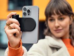 De Lux Grip voegt een authentiek Leica-cameragevoel en bediening toe aan iPhones. (Afbeeldingsbron: Leica)