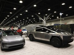 Tesla-voertuigen te zien op de Vancouver Auto Show voordat het bedrijf eruit werd gegooid (bron: Nick Procaylo /10107479A)