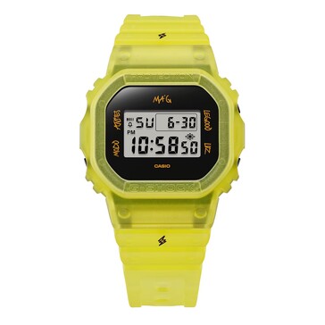 De Casio G-Shock DWE-5600JB-1A9 met gele band...