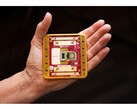 Een promotionele afbeelding van Microsofts Majorana 1 chip die in een menselijke handpalm wordt gehouden. (Afbeelding Bron: Microsoft)