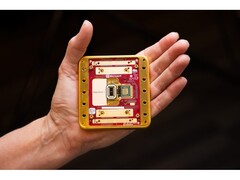 Een promotionele afbeelding van Microsofts Majorana 1 chip die in een menselijke handpalm wordt gehouden. (Afbeelding Bron: Microsoft)